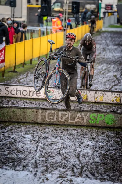 4-12-2021: Cyclocross verschillende Juniores, elit kadınlar en elit Heren