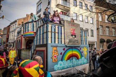 Caddelerde karnaval geçidi