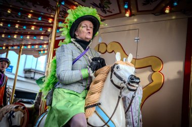 Caddelerde karnaval geçidi