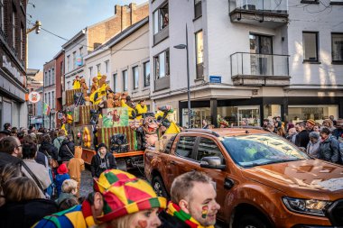 Caddelerde karnaval geçidi