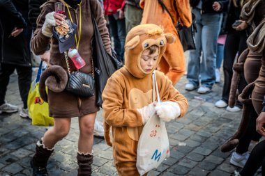 Caddelerde karnaval geçidi