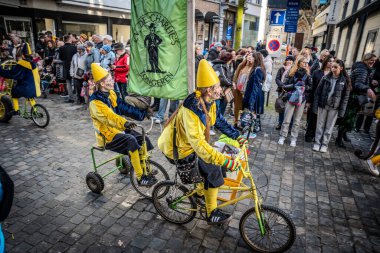 Caddelerde karnaval geçidi