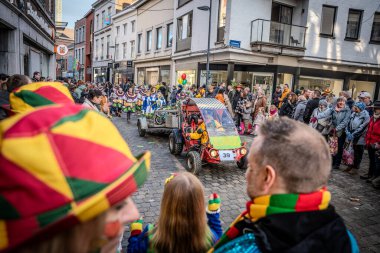 Caddelerde karnaval geçidi