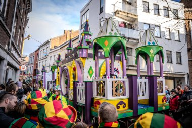 Caddelerde karnaval geçidi