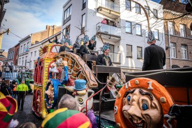 Caddelerde karnaval geçidi