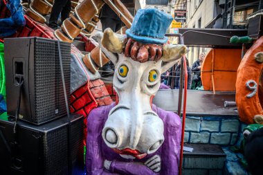 Caddelerde karnaval geçidi