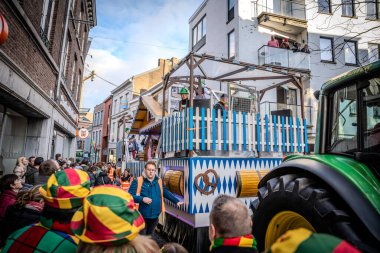 Caddelerde karnaval geçidi