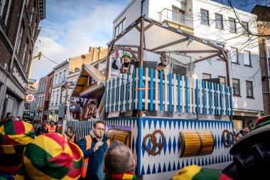 Caddelerde karnaval geçidi