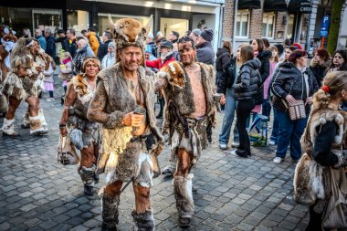 Caddelerde karnaval geçidi