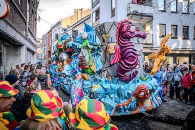 Caddelerde karnaval geçidi