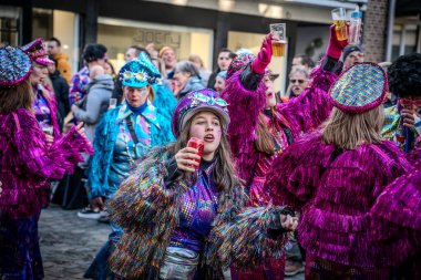 Caddelerde karnaval geçidi