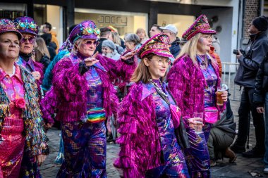 Caddelerde karnaval geçidi