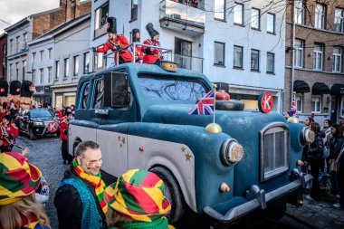 Caddelerde karnaval geçidi
