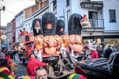 Caddelerde karnaval geçidi