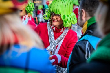 Caddelerde karnaval geçidi