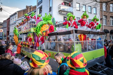 Caddelerde karnaval geçidi