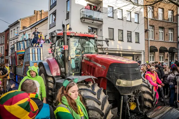 Caddelerde karnaval geçidi