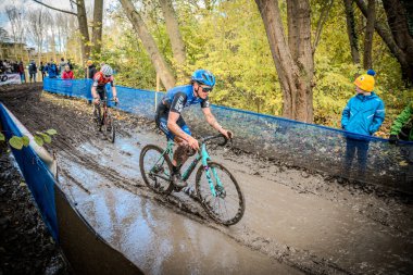 17-11-2024 X2O Flandriencross: Bir podyum yeri için mücadele eden bisikletçiler