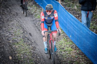 17-11-2024 X2O Flandriencross: Bir podyum yeri için mücadele eden bisikletçiler