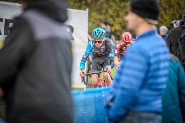 17-11-2024 X2O Flandriencross: Bir podyum yeri için mücadele eden bisikletçiler