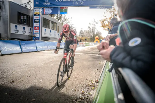17-11-2024 X2O Flandriencross: Bir podyum yeri için mücadele eden bisikletçiler