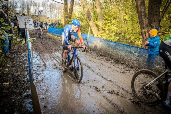17-11-2024 X2O Flandriencross: Bir podyum yeri için mücadele eden bisikletçiler