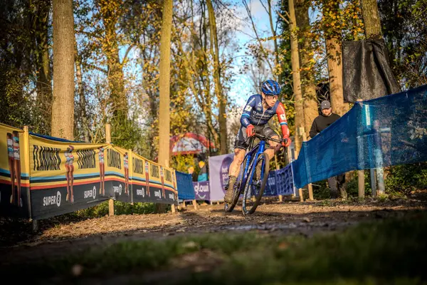 17-11-2024 X2O Flandriencross: Bir podyum yeri için mücadele eden bisikletçiler