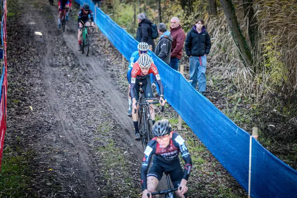 17-11-2024 X2O Flandriencross: Bir podyum yeri için mücadele eden bisikletçiler