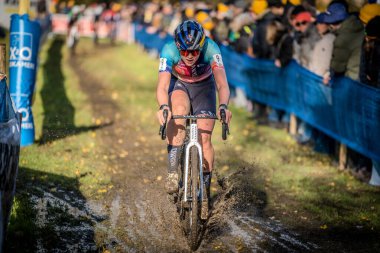 17-11-2024 X2O Flandriencross: Bir podyum yeri için mücadele eden bisikletçiler