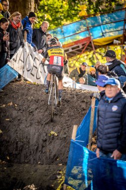 17-11-2024 X2O Flandriencross: Bir podyum yeri için mücadele eden bisikletçiler