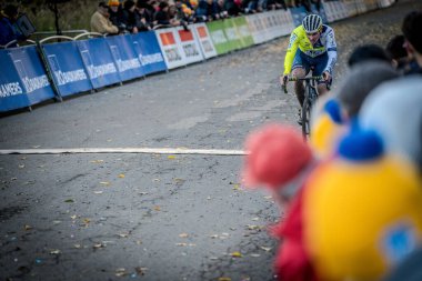 17-11-2024 X2O Flandriencross: Bir podyum yeri için mücadele eden bisikletçiler