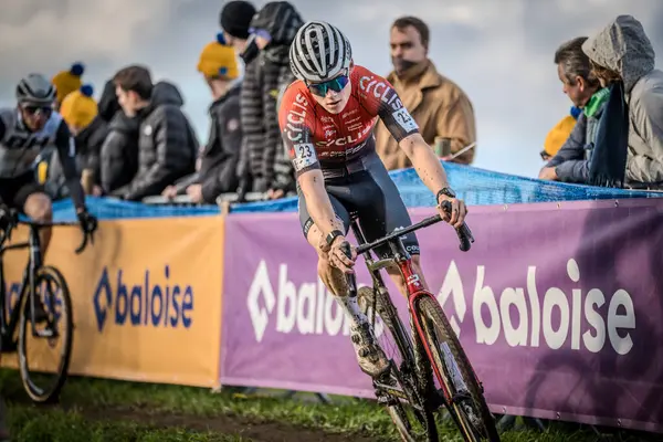 17-11-2024 X2O Flandriencross: Bir podyum yeri için mücadele eden bisikletçiler