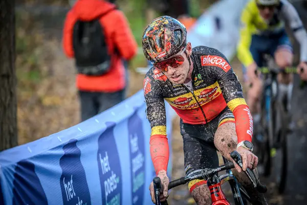 17-11-2024 X2O Flandriencross: Bir podyum yeri için mücadele eden bisikletçiler