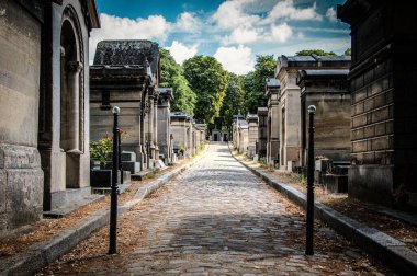 Paris, Fransa - 12 Eylül, 2018: Paris, Fransa 'daki Lachaise mezarlığı. Şezlong - şezlong