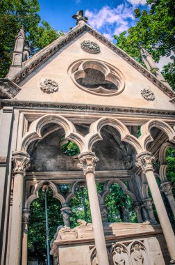 Barselona 'daki kutsal üçlünün kilisesinin cephesi.