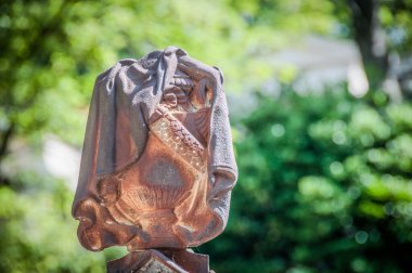 Genç bir kadının eski tahta heykeli.