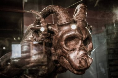 Karanlık arka planda güzel bir heykelin yakın plan çekimi.