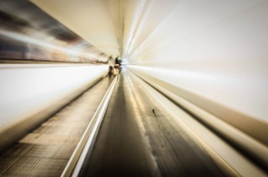 Metro istasyonunun soyut bulanıklığı