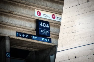 Bordeaux, aquitaine France - 0 3 2 0 0 2 0 2 2 1: alla logosu işareti ve kırmızı metin işareti üzerine metin