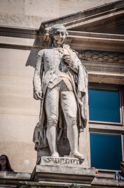 Paris, Fransa - 15 Haziran 2018: Louvre Müzesi 'nin tepesindeki heykel, Paris, Fransa