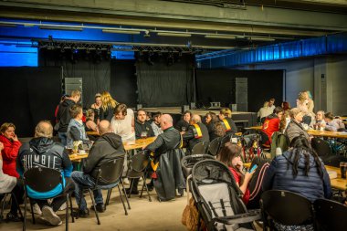 29-03-2025 travesti gösterisi Farklı sanatçılar kendilerini en iyi şekilde sunar