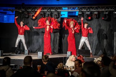 29-03-2025 travesti gösterisi Farklı sanatçılar kendilerini en iyi şekilde sunar