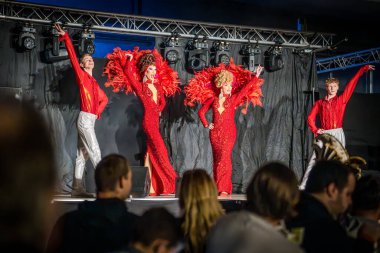 29-03-2025 travesti gösterisi Farklı sanatçılar kendilerini en iyi şekilde sunar