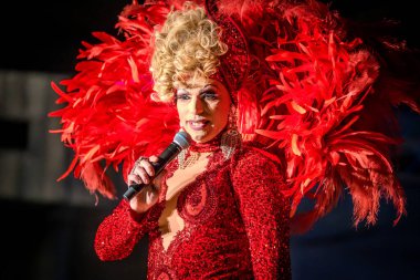 29-03-2025 travesti gösterisi Farklı sanatçılar kendilerini en iyi şekilde sunar