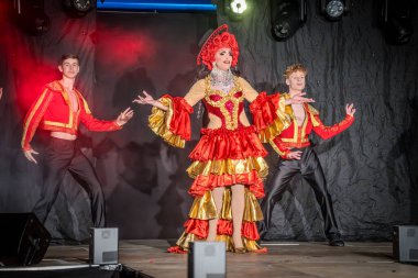 29-03-2025 travesti gösterisi Farklı sanatçılar kendilerini en iyi şekilde sunar