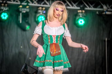 29-03-2025 travesti gösterisi Farklı sanatçılar kendilerini en iyi şekilde sunar