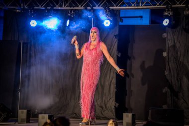 29-03-2025 travesti gösterisi Farklı sanatçılar kendilerini en iyi şekilde sunar