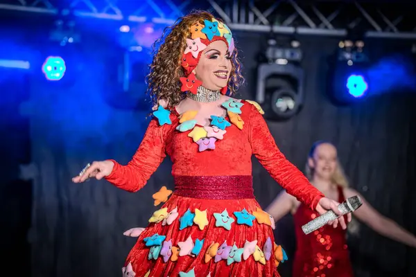 29-03-2025 travesti gösterisi Farklı sanatçılar kendilerini en iyi şekilde sunar