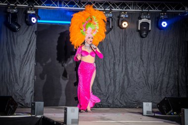 29-03-2025 travesti gösterisi Farklı sanatçılar kendilerini en iyi şekilde sunar