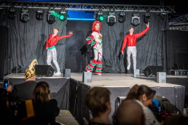 29-03-2025 travesti gösterisi Farklı sanatçılar kendilerini en iyi şekilde sunar